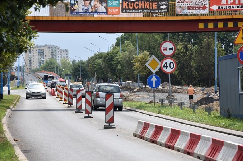 Wielka przebudowa na alei Piłsudskiego w Legnicy [ZDJĘCIA]