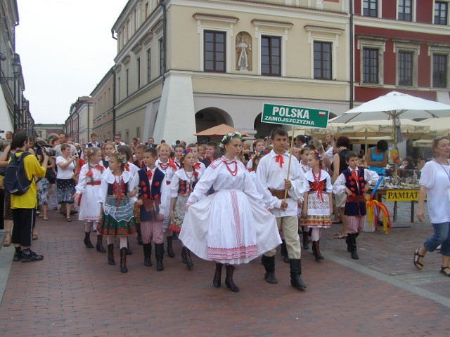 Barwny korowód zespołów, uczestników Eurofolku wkracza na Rynek Wielki.