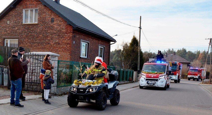 Ulicami Bukowna przejechał Mikołaj w asyście strażaków z...