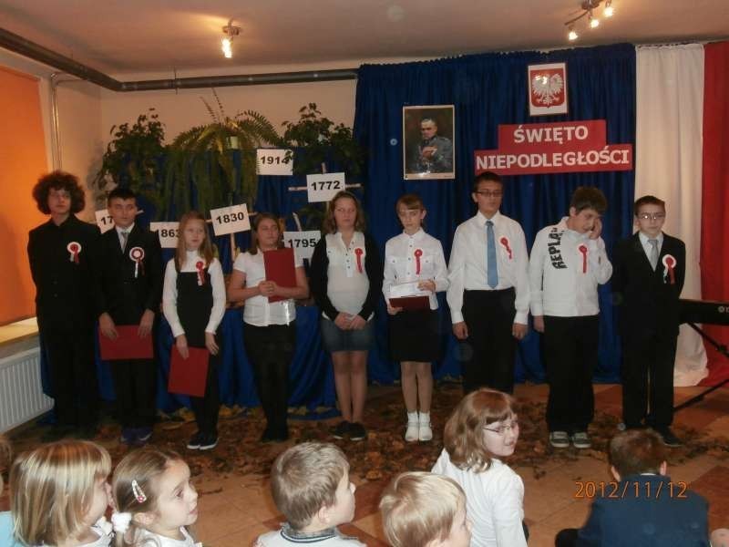 Uczniowie z Przybynowa uczestniczyli w mszy św. i uroczystej akademii w szkole