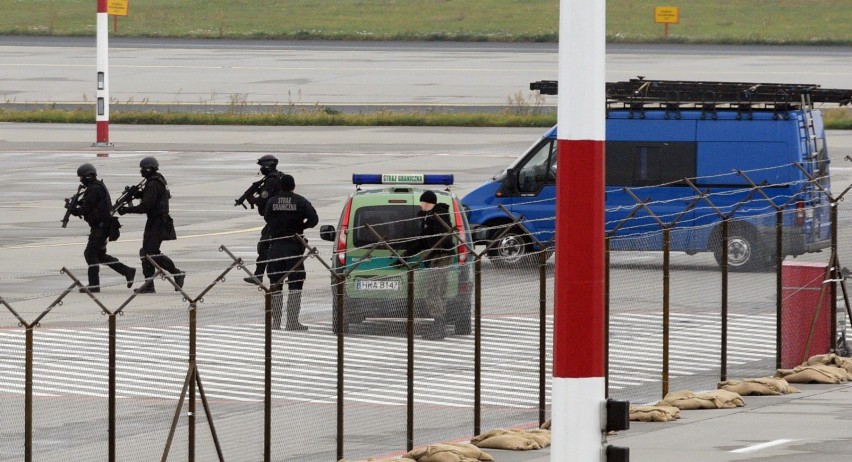 Szczyt NATO w Warszawie. Na lotnisku już utrudnienia. Policja sprawdza wjeżdzających