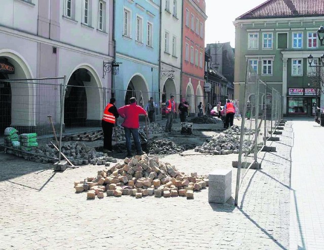 Poprawki na płycie Rynku to ponoć efekt pośpiechu i ostrej zimy