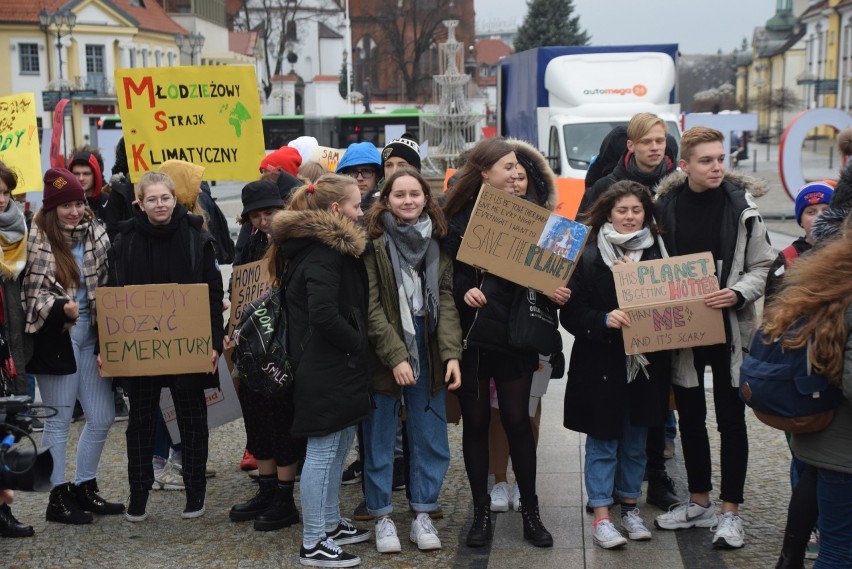 Młodzieżowy Strajk Klimatyczny zamiast Black Friday. Młodzi uciekli ze szkoły by strajkować dla Ziemi (ZDJĘCIA)