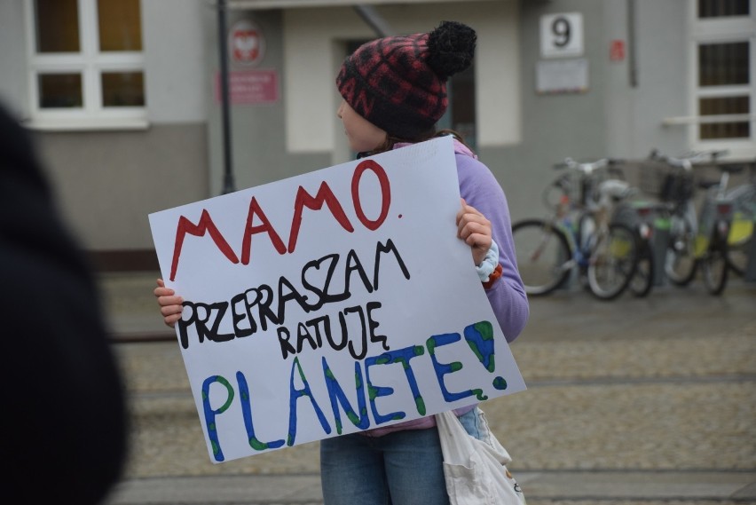 Młodzieżowy Strajk Klimatyczny zamiast Black Friday. Młodzi uciekli ze szkoły by strajkować dla Ziemi (ZDJĘCIA)