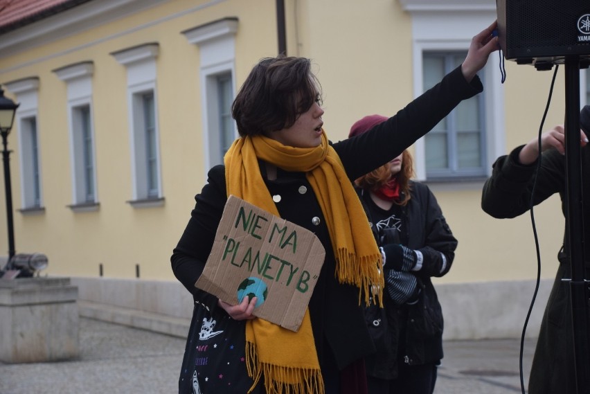 Młodzieżowy Strajk Klimatyczny zamiast Black Friday. Młodzi uciekli ze szkoły by strajkować dla Ziemi (ZDJĘCIA)