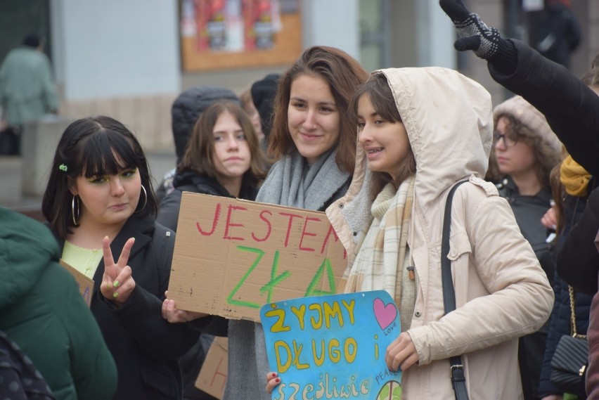 Młodzieżowy Strajk Klimatyczny zamiast Black Friday. Młodzi uciekli ze szkoły by strajkować dla Ziemi (ZDJĘCIA)