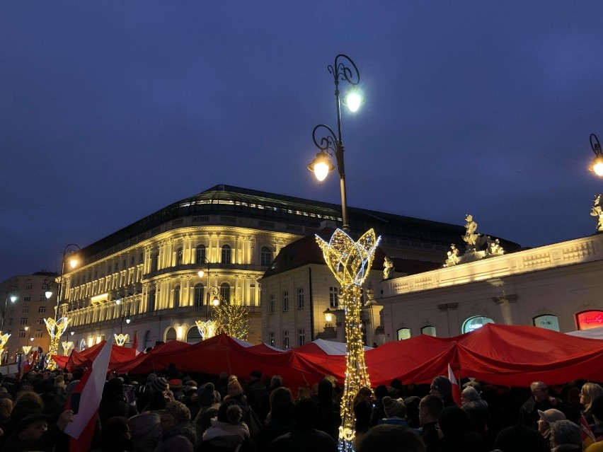 Trzydzieści tysięcy ludzi na Marszu Tysiąca Tóg w Warszawie w obronie demokratycznych wartości. Nie zabrakło także bydgoszczan [wideo]