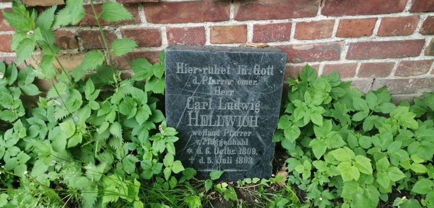 Jedna z tablic nagrodnych cmentarza przy kościele pw. Podwyższenia Krzyża Św.