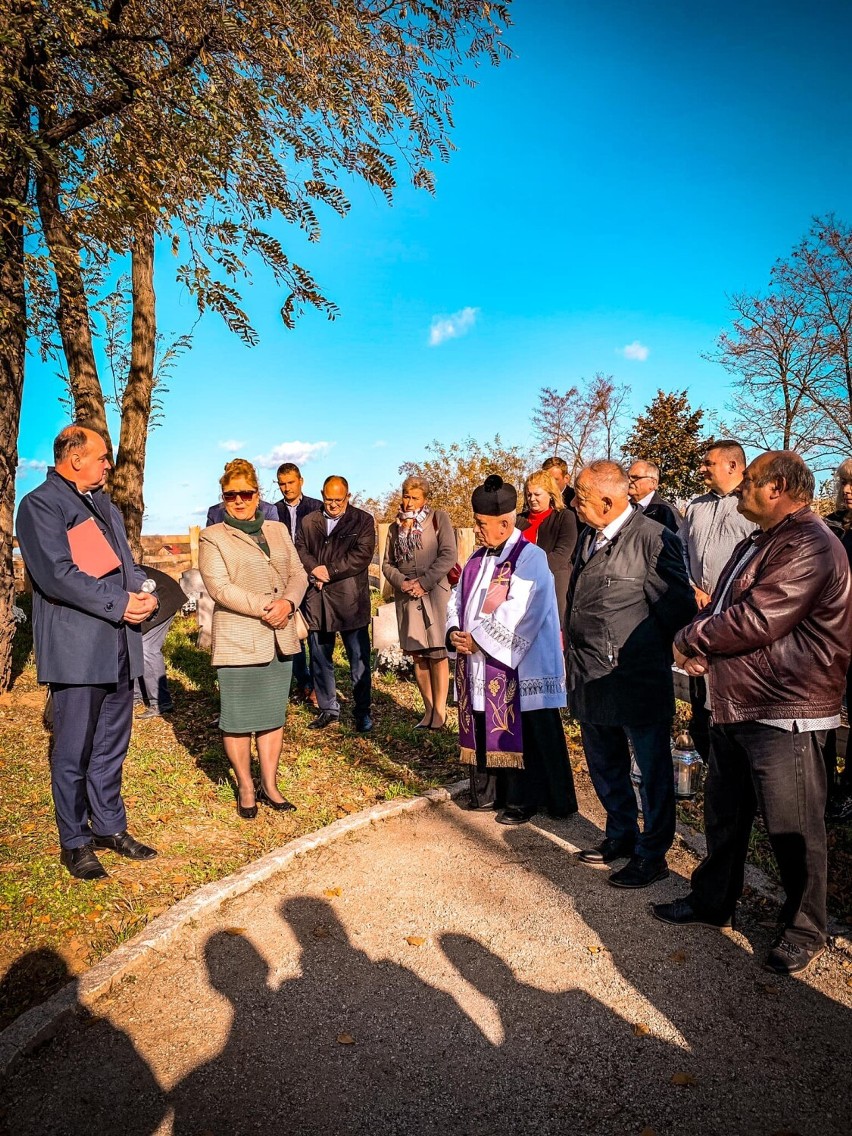 Symboliczne otwarcie i poświęcenie cmentarza z okresu I...