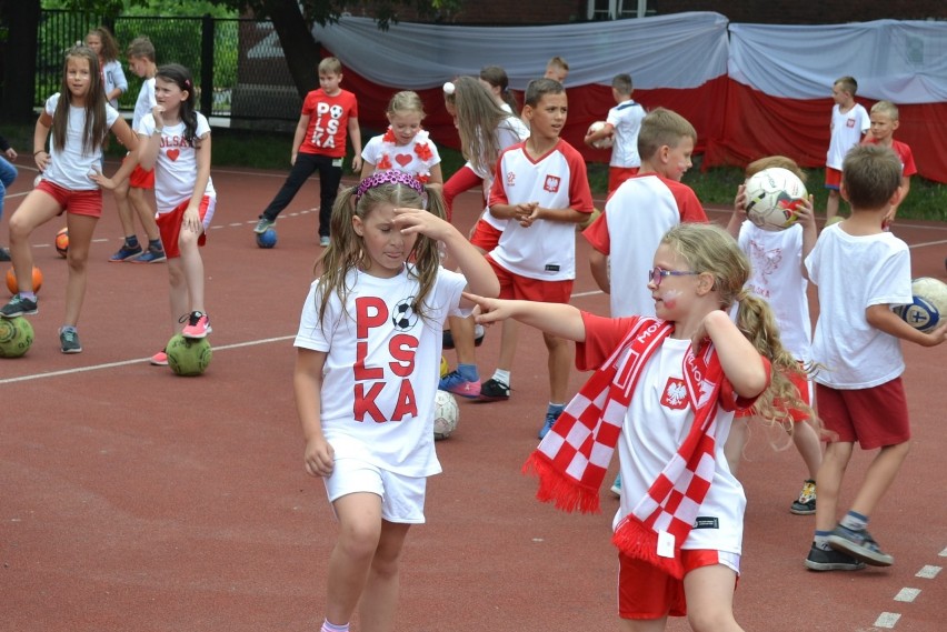 Mysłowice: uczniowie szkoły sportowej bili rekord w prowadzeniu i podbijaniu piłki ZDJĘCIA