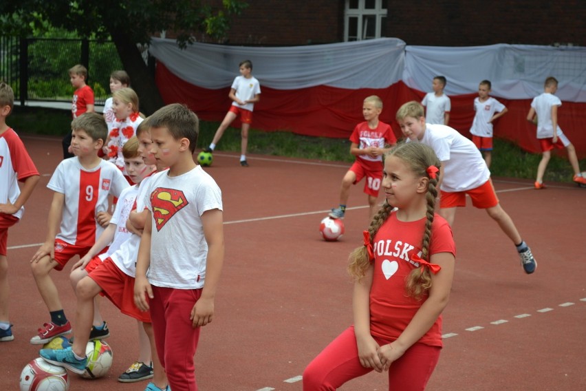 Mysłowice: uczniowie szkoły sportowej bili rekord w prowadzeniu i podbijaniu piłki ZDJĘCIA