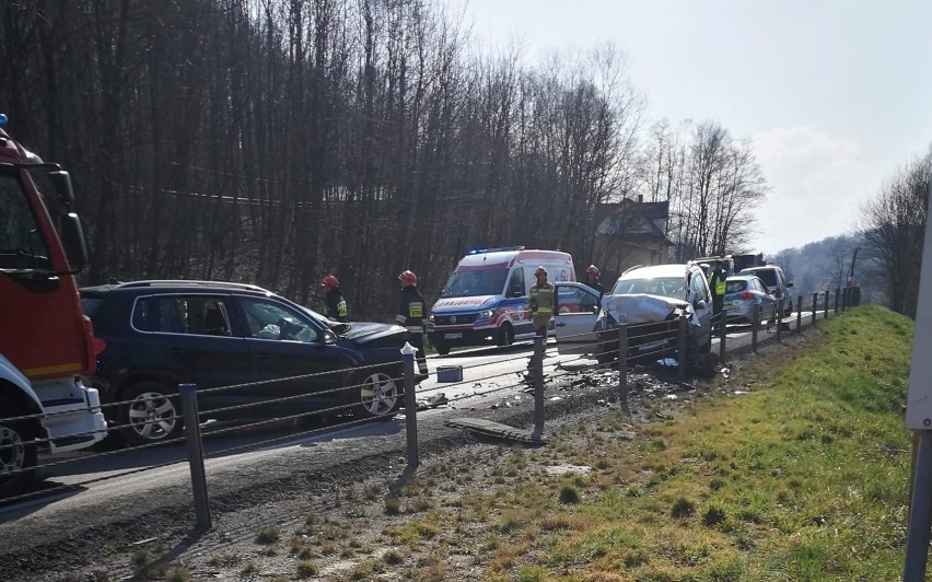 DK 75 Brzesko. Wypadek z udziałem dwóch samochodów, trzy osoby ranne, droga była zablokowana [ZDJĘCIA]