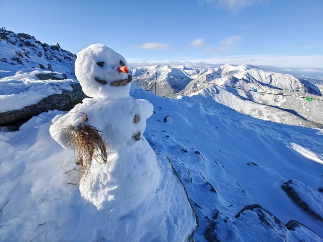 Kasprowy Wierch pod śniegiem, a na szczycie stoi bałwan. Tak wygląda jesień w Tatrach