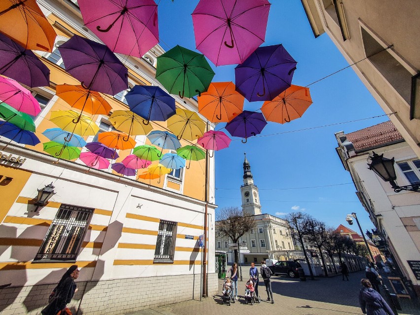 Żurawie zniknęły znad Słowiańskiej , ale mamy w Lesznie parasolki