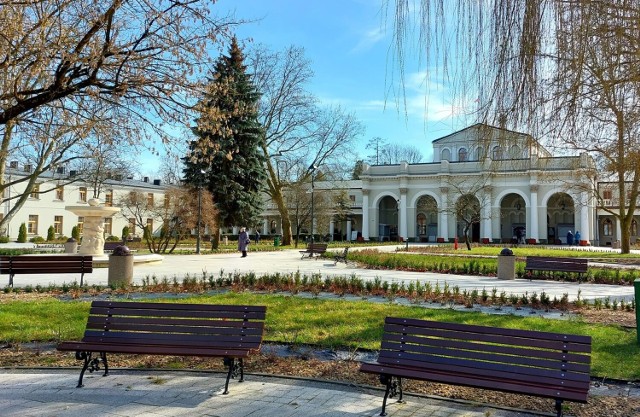 Wiosna w Busku-Zdroju. Park Zdrojowy pełen kwiatów i... wiewiórek. >>>Zobacz więcej na kolejnych slajdach