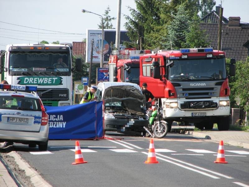 Opole: Tragiczny wypadek w Przyworach. Motorowerzysta nie żyje. Droga jest zablokowana