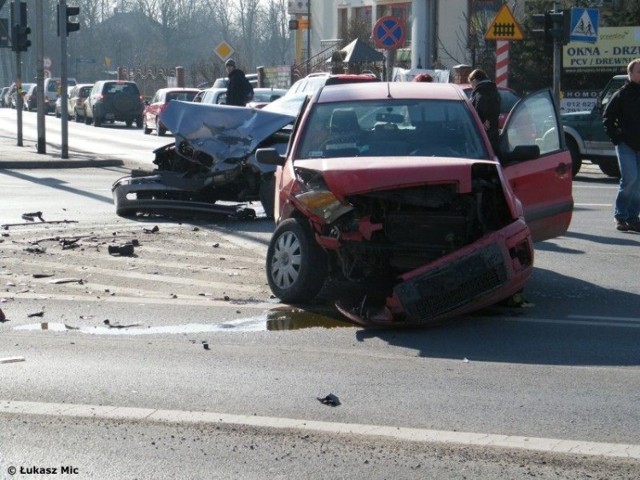 Bilans zdarzenia to dwie osoby odwiezione do szpitala - kierowca BMW oraz pasażerka Forda. Na miejsce musiały przybyć dwie ekipy pogotowia ratunkowego. Fot. Łukasz Mic