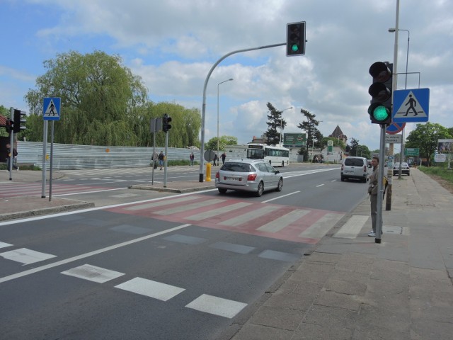 Przejście dla pieszych w pobliżu byłego dworca autobusowego zyskało sygnalizację świetlną. Piesi sami przywołują zielone światło.