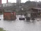 Rzeka Ochnia wylewa i zalewa ulicę Bałtycką