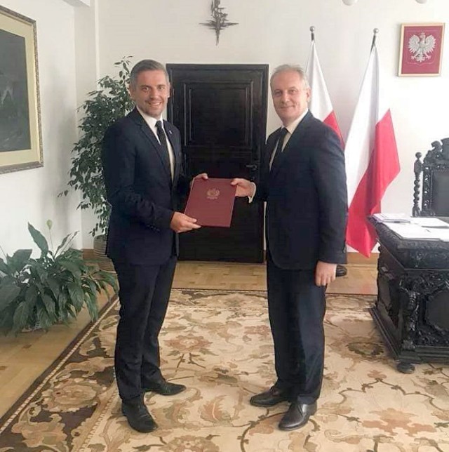Tomasz Czerwiński odbiera nominację z rąk wojewody Dariusza Drelicha.