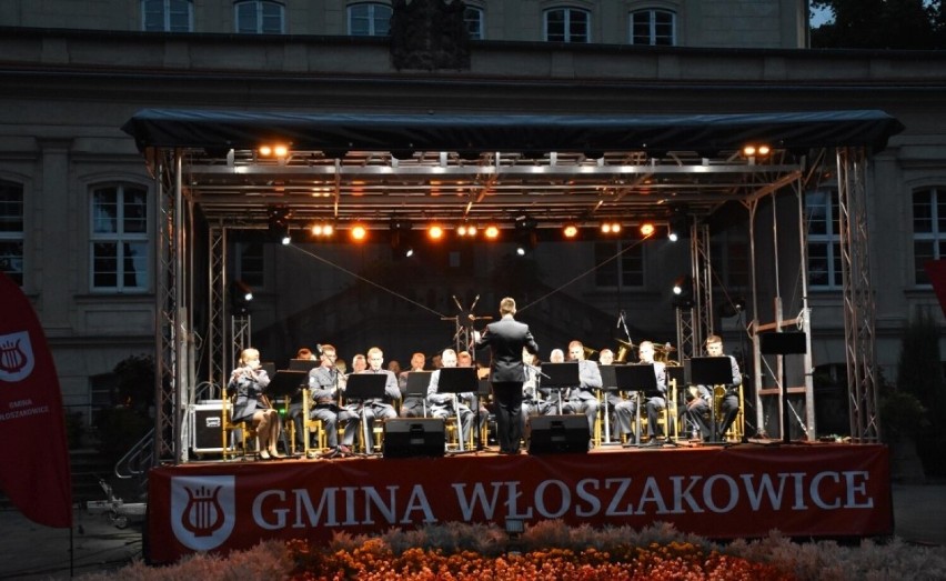 Niezwykły koncert przed Pałacem Sułkowskich