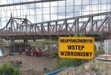 Zabytkowy most w Krośnie Odrzańskim osadzony na wzniesionych podporach. Co teraz będzie robił wykonawca?