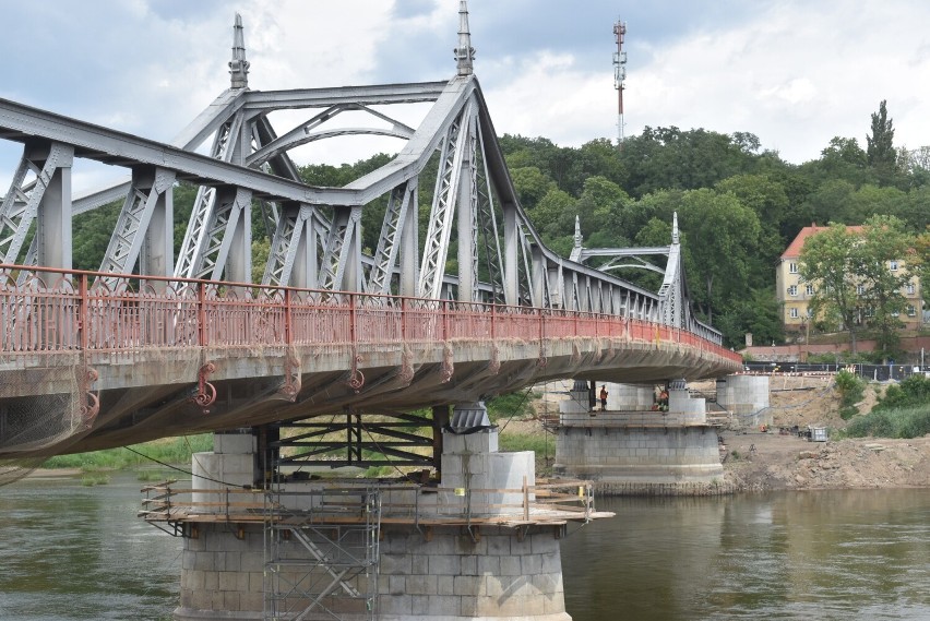 Zabytkowy most w Krośnie Odrzańskim został osadzony na...