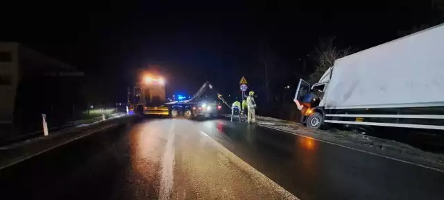 Droga krajowa w Libuszy była dzisiaj wyjątkowo mało przyjazna dla kierowców. W nieco ponad godzinnym odstępie do rowu wjechało tam dwa samochody ciężarowe