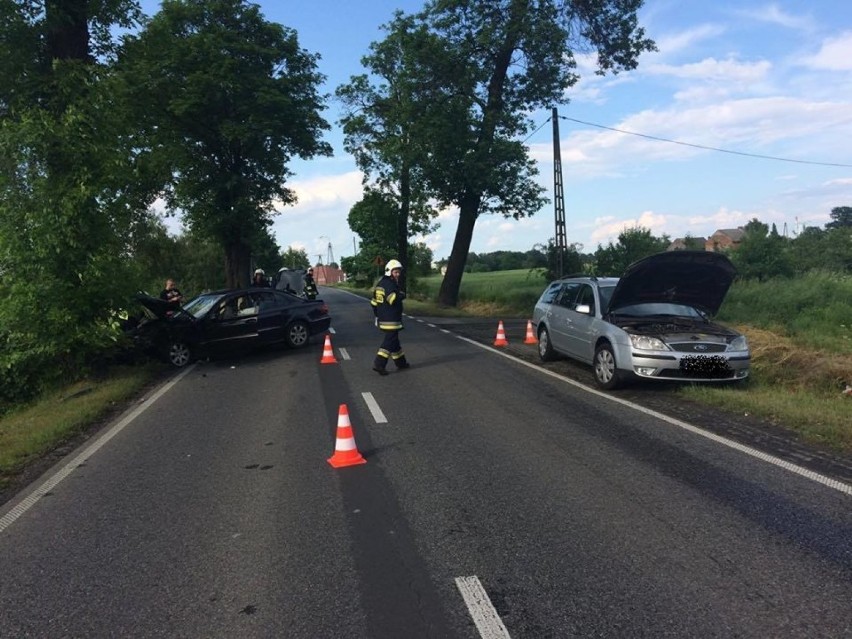 Wypadek w Bieruniu. Zderzenie samochodów, sześć osób rannych, w tym trójka dzieci [ZDJĘCIA]