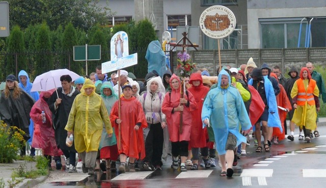 W środę, w strugach deszczu dotarła do Włoszczowy i zatrzymała się na nocleg pielgrzymka ze Starachowic.