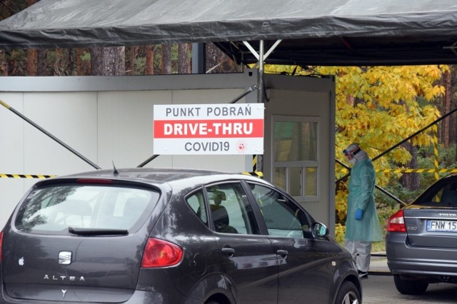 Zasada jest prosta - w punkcie pobrań drive-thru, do badań podjeżdża się samochodem.