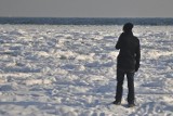 Nadchodzi odwilż. Lepiej nie ryzykować i nie wchodzić na lód na Zatoce Gdańskiej