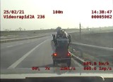 Wózkiem inwalidzkim po drodze ekspresowej S5! Interweniowała policja ze Żnina [zdjęcia, wideo] 