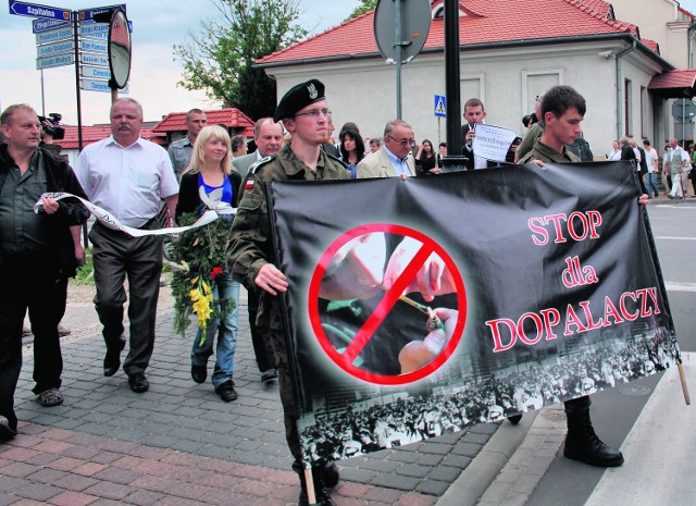 Mieszkańcy Olkusza przeszli w marszu przeciwko dopalaczom i złożyli wieńce
