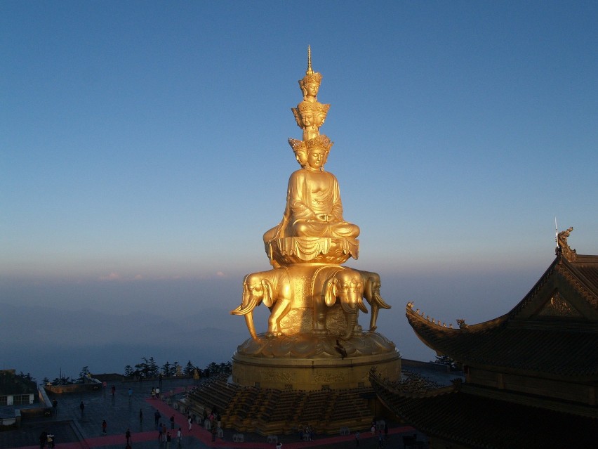 Budda na szczycie Emei Shan budzi się do nowego dnia.