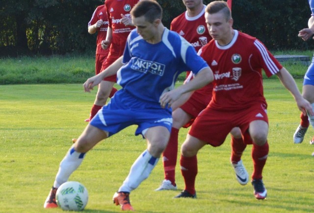 Mariusz Piskorek (przy piłce) zdobył dwa gole dla Niwy Nowa Wieś w meczu w Ryzcowie przeciwko miejscowemu Orłowi.
