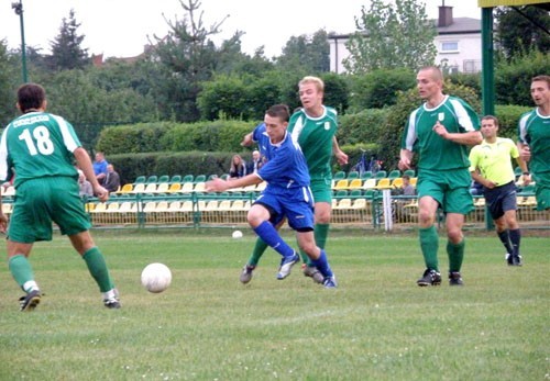 Dwie bramki dla Znicza Kłobuck w wygranym 3:0 spotkaniu uzyskał Mariusz Pawelec (przy piłce).
