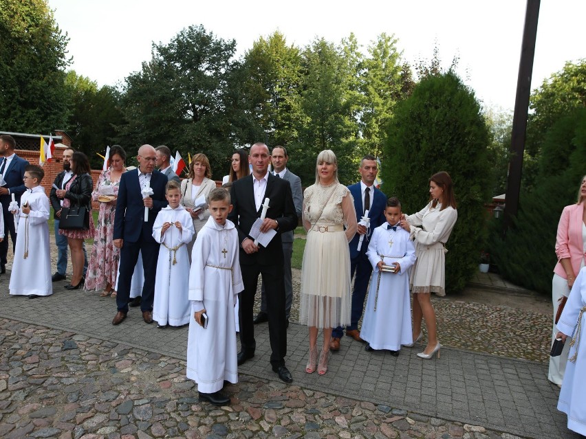 Druga grupa dzieci z parafii Św. Jana Chrzciciela z Przemętu przystąpiła dziś do I Komunii Świętej