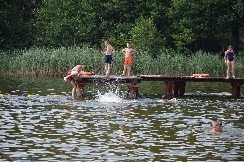 Upalny dzień nad jeziorem Czarnym we Włocławku, 30 czerwca...