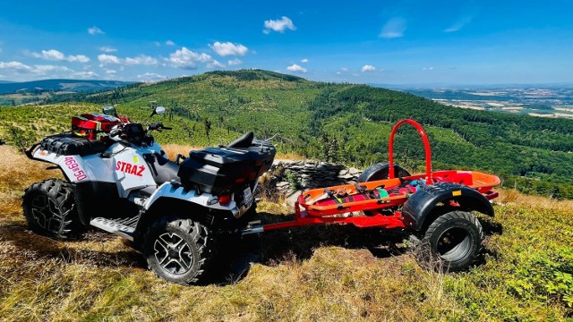 Czterokołowy quad z przyczepką do transportu rannych w górach. OSP Jarnołtówek kupił go dzięki głosowaniu na budżet obywatelski gminy Głuchołazy