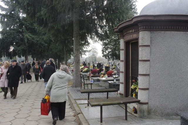 Cmentarz 'na Kurczakach' w Łodzi w dzień Wszystkich Świętych 2014