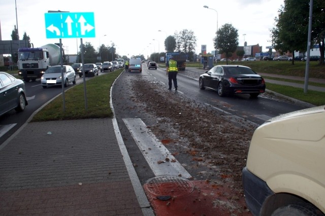 Z jadącego samochodu dostawczego wysypał się gruz na ulicę Szczecińską. Utrudnienia na drodze spowodowały duży korek.