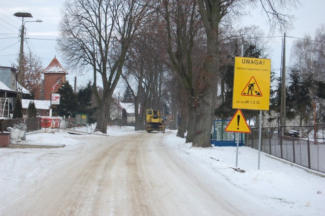 Ten znak drogowy stoi w centrum wsi Gronajny, gdzie można jeszcze bez większych trudności zawrócić, nawet dużym i długim pojazdem