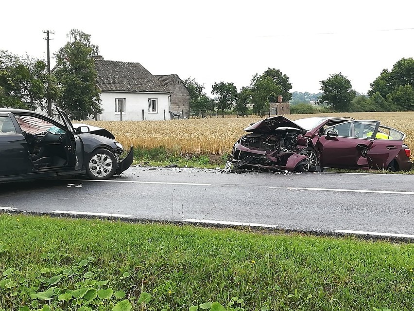 Wypadek na drodze Grudziądz-Chełmno. Czołowe zderzenie. 6 osób poszkodowanych w tym dziecko [zdjęcia]