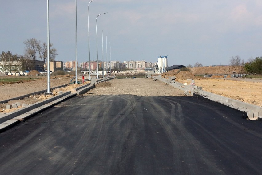 Na byłym lotnisku w Legnicy powstają nowe drogi, zobaczcie zdjęcia