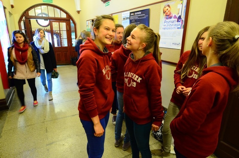 Poznań: Amerykańska moda dotarła do szkół. Uczniowie &quot;Marcinka&quot; noszą bluzy z nazwą szkoły [ZDJĘCIA]