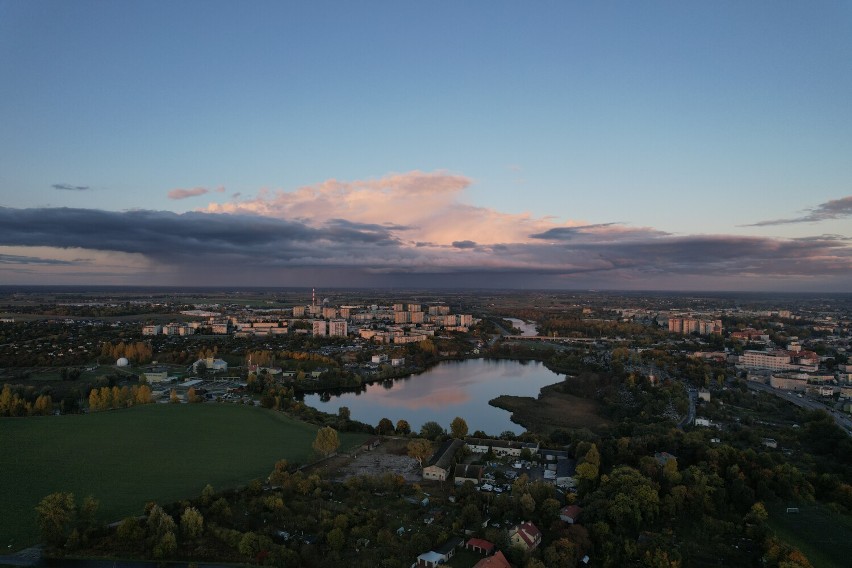 Piękne Gniezno z lotu ptaka. Widać katedrę otuloną zachodem słońca! [FOTO]