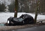 Gmina Chocz. Wypadek w Nowym Oleścu. Samochód osobowy uderzył w drzewo. Jedna osoba trafiła do szpitala