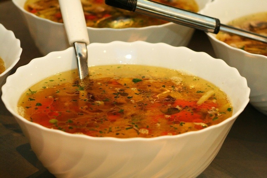 Porcja zupy w ramach dożywiania prowadzonego przez MOPS nie...