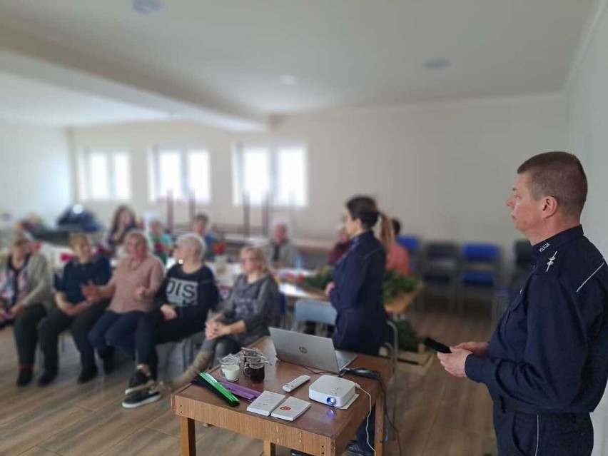 Policjanci omawiali szczegółowo każdy rodzaj dokonywanych w...